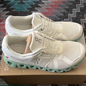 On Running Mens Cloud 5- Undyed White/Creek- size 9